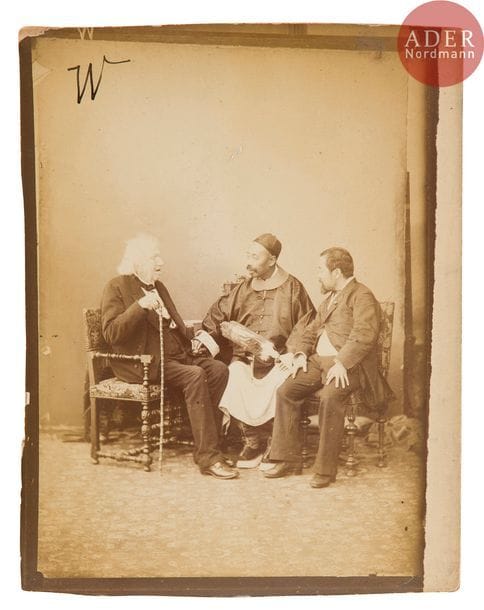 Paul Nadar (1856-1939)
Visite de l’ambassadeur de Chine Shu King Chen et son traducteur en entretien avec Eugène Chevreul.
Atelier Nadar, rue d’Anjou, Paris, 1886.
13 épreuves sur papier albuminé, contrecollées sur cartons. Inscriptions à l’encre sur quelques épreuves.
Formats : de 16 x 12 à 18 x 13,5 cm avec marges