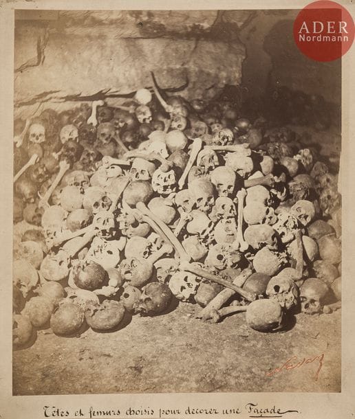 Félix Nadar (1820-1910)
Les catacombes de Paris, c. 1861-1864.
Crypte N°8.
Têtes et fémurs choisis pour décorer une façade.
Épreuve sur papier albuminé, contrecollée sur carton. Tampon-signature « Nadar » à l’encre rouge en bas à droite. Légendes manuscrites à l’encre sur le montage en bas.
22,5 x 19,3 cm

Bibliographie :
Sylvie Aubenas et Anne Lacoste, Les Nadar. Une légende photographique, BnF, Paris, 2018, p. 273.
Sylvie Aubenas, Catacombes. Nadar au royaume des morts, L’Oeil Curieux, Paris, 2018, p. 12.

 A partir de 1859, Nadar met au point un système d’éclairage à la poudre de magnésium alimenté par une batterie de 50 piles pour lequel il dépose un brevet en 1861. Il l’avait d’abord expérimenté dans son studio du boulevard des Capucines au cours de séances de portraits en compagnie de Gustave Doré ou d’Émile Pereire avant de l’emporter avec lui sous terre dans les catacombes. Le magnésium brûle en produisant une luminosité très forte et en dégageant une intense fumée. Les batteries restent à la surface sur le trottoir pour le plus grand plaisir des badauds. Elles alimentent par le truchement de câbles électriques des arcs qui permettent de réduire le temps de pose à quelques minutes. De 1 à 2 minutes dans le meilleur des cas à plus de 15 minutes selon le témoignage de Nadar. Lieux de fascination pour ses contemporains, que l’on visite par petits groupes, les catacombes, puis les égouts, constituent les premiers sujets que la photographie assistée de lumière artificielle permet de représenter.

« Nous allions pénétrer, révéler les arcanes des cavernes les plus profondes, les plus secrètes. » Félix Nadar