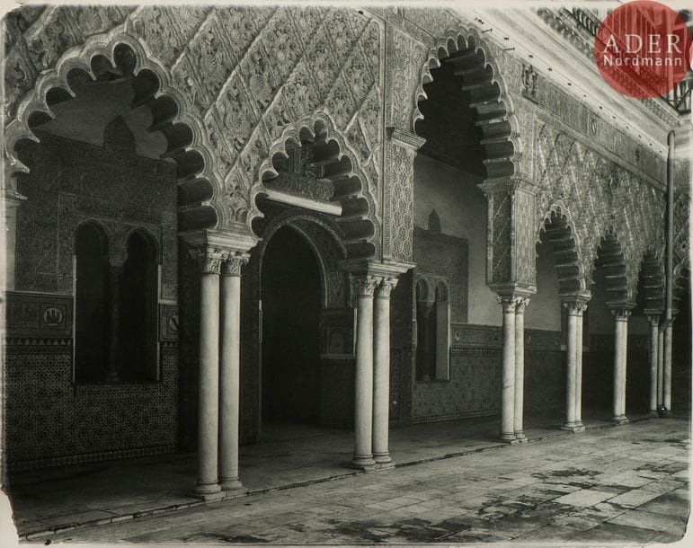 Adolphe Braun (1811-1877)
Espagne, c. 1870-1880.
Séville. Alcazar. Cour principale. N°215.
Épreuve au charbon.
Numéro à la mine de plomb au verso.
39 x 48,2 cm 