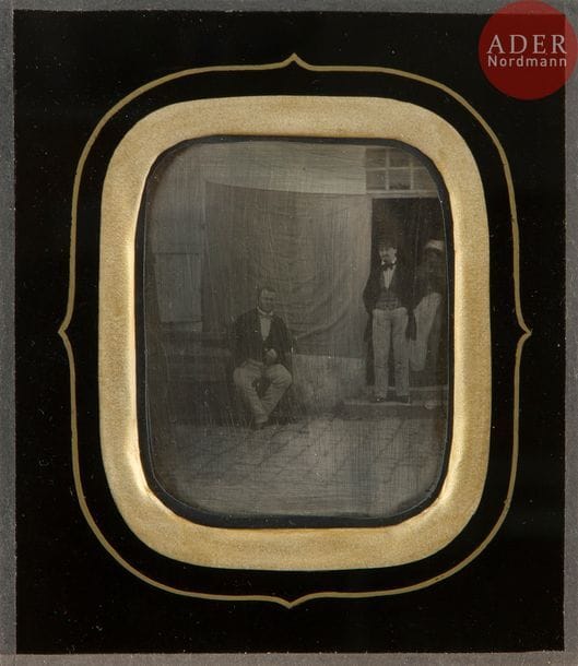 Daguerréotypiste non identifié
Scène en extérieur avec trois personnes, c.1850.
Daguerréotype 1/4 de plaque dans son montage.
Format : 8 x 6 cm (à vue)