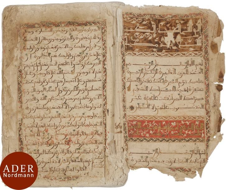 Partie de Coran, Afrique du Nord, peut-être Maroc, XVIIe-XVIIIe siècle
Comprend les sourates de I (al Fatiha) à XVII (al-Isra), v. 55. Manuscrit sur papier de 19 lignes par page en arabe en écriture maghrébine à l’encre sépia. Feuillet d’ouverture décoré de cartouches enluminés dans un style archaïque de coufique floral sur fond rouge et brun sépia. Rosettes en amande ou cercles ornés de points verts et rouges autour d’un point doré, à la fin des versets. Vocalisations en polychromie vert, jaune et rouge. Ornements marginaux en polychromie ou à l’encre, certains indiquant les divisions du Coran. Titres des sourates en lettres jaunes soulignées de brun et à terminaison florales
Dim. folio : 40 x 19 cm
État : incomplet sans reliure, marges rognées et frontispice abîmé. Mauvais état sur l’ensemble. 9 folios détachés, d’une autre main, en écriture plus tardive. Difficile de savoir si le texte est continu entre la sourate 1 et la 17.
 
A Qur’an section, North Africa, probably Morocco, 17th / 18th century