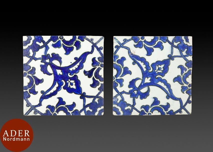 Deux carreaux aux fleurons, Syrie, fin XVIe siècle 
Céramique à décor peint en bleu sur fond blanc. Fleuron en diagonale formé de palmettes dans une composition d’arabesques à fleurs composites. 
Dim. chaque : 19,5 x 19,5 cm
État : restaurations sur les deux coins pour l’un et éclats pour l’autre.

Ce décor est caractéristique des carreaux exécutés pour la restauration du Dôme du Rocher à Jérusalem au milieu du XVIe siècle par le sultan Soliman. Il devient le modèle pour d’autres séries, faites à Damas ou à Alep. Voir la récente étude de A. Millner, Damascus Tiles, Mamluk and Ottoman, architectural Ceramics from Syria, Prestel, London, 2015, pp. 274-275. fig. 6.71 à 6.75. Voir aussi
J. Carswsell, Kutahya tiles and Pottery…, London, 1972, Pl.  9, n°4 et 4 a, plates 15, n°83, et plates 22 et 23.

Two Syrian blue and white tiles, late 16th century