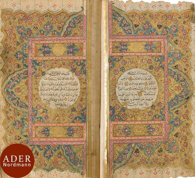 Coran ottoman, Turquie, signé Mustafa al-Shukri Kutahi et daté 1252H. / 1836-37
Manuscrit de 151 pages papier, vingt-trois lignes par page, texte en arabe en écriture naskhi à l’encre noire, quelques signes diacritiques à l’encre rouge. Versets séparés par des cercles dorés ponctués de polychromie. Titres de sourates inscrits à l’oblique à l’encre blanche dans un cartouche rectangulaire à fond d’or et fleurs polychromes. Enluminures marginales de médaillons en amande dorés et à fleurs polychromes. Manuscrit introduit par un frontispice en double page richement enluminé avec texte inscrit dans un cercle encadré d’unwans à décor floral et se détachant sur un fond de rinceaux fleuris meublant des arcatures polylobées. Colophon hexagonal encadré de rinceaux fleuris sur fond d’or donnant le nom du copiste Mustafa al-Shukri Kutahi, élève de Muhammad al-Hamdi, plus connu sous le nom de Kurdachi Zadeh et la date de 1252H. / 1836-37. 
Dernier folio enluminé d’une hilyeh circulaire du Prophète Muhammad sur fond de rinceaux floraux. Plats de reliure en cuir brun à décor estampé de médaillon floral polylobé remontés dans une reliure moderne à tranche nervurée. 
Dim. 14 x 9 cm
État : taches, trous de verres, déchirures, des pages consolidées, reliure restaurée.

An Ottoman Qur’an, Turkey, probably Kutahya, signed Mustafa al-Shukri Kutahi and dated 1252H. / 1836-37