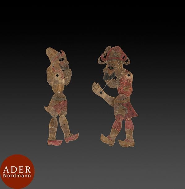 Deux marionnettes de théâtre d’ombre Kharagöz, Turquie ottomane, Turquie, XIXe siècle
Marionnettes anthropomorphes en cuir de chameau tanné polychrome aux membres articulés par des ficelles. Les héros principaux sont Kharagöz et Hacivat.
Le premier, illettré, proche du peuple et Hacivat, de la classe éduquée.
H. : 30 et 35 cm
État : une jambe détachée pour l’une,  les éléments à remonter pour l’autre (complète).
Pour une étude sur le théâtre d’ombre turc, voir, M. Metin And, Karagöz : Turkish Shadow Theatre, 1975.

Two Kharagöz shadow puppets, Ottoman Turkey, 19th century