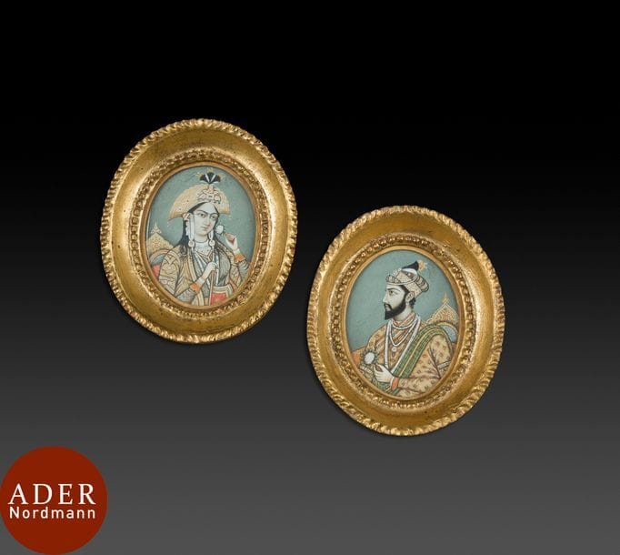 Deux portraits moghols, dit de l’empereur Jahangir et de sa femme Nur Jahan, Inde du Nord, période raj, seconde moitié du XIXème siècle
Peintures ovales sur os présentant le buste de l’empereur assis sur un trône et de la princesse tenant une rose et l’embout d’un narghilé. Dans un cadre doré.
Dim. avec cadre : 15,5 x 13 cm

Two Mughal portraits (known as emperor Jahangir and his wife), North India, Raj period, 2nd half of 19th century