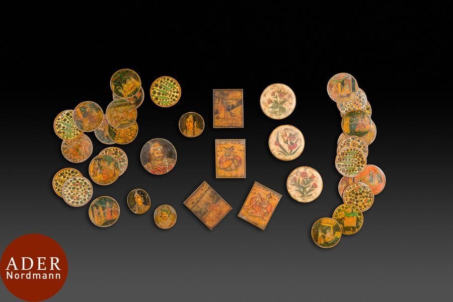 Cartes à jouer ganjifa en ivoire peint, Inde, Rajasthan, XIXe siècle
- 28 circulaires à scènes animées de la vie de la cour sur une face, à décors végétaux sur l’autre, diam. : 4 cm 
- 7 circulaires peintes sur une face d’un portrait, sur l’autre d’un bouquet pour les plus grandes, diam. : entre 3,3 et 5,1 cm - 4 rectangulaires à scène animée et à arcature polylobée garnie d’un bouquet.
Dim. : 5,5 x 4,2 cm
État : quelques sauts de polychromie

Ivory playing cards, ganjifa, India, Rajasthan, 19th century