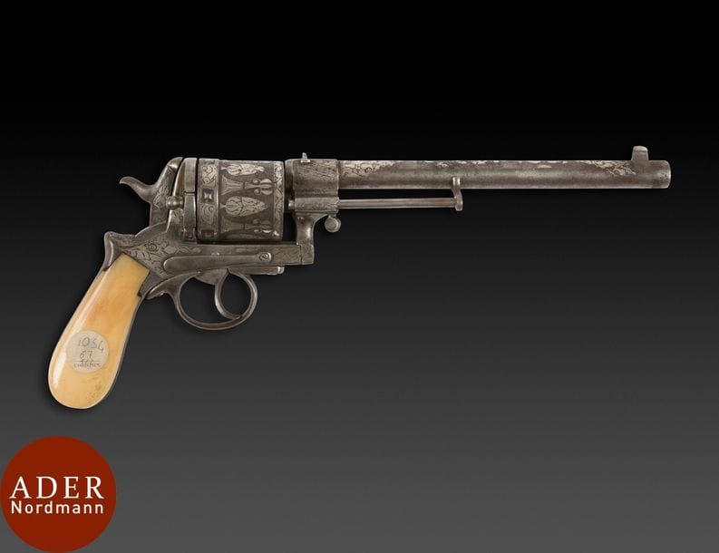 Revolver Montenegrin Gasser, six coups, calibre 11 mm Gasser, Autriche pour le Montenegro, vers 1880
Canon rond en fer avec guidon, poinçonné « NI » (Nicolas Ier, roi du Montenegro) sur le dessus et marqué « GASSER PATENT WIEN OTTAKRING S.MARKE 12315 », barillet et bâti entièrement décoré d’incrustations d’argent (petits manques et piqûres). Plaquettes de crosse en bois de cerf. 
L. : 39 cm 

A revolver, Gasser, Austria for Montenegro, c. 1880