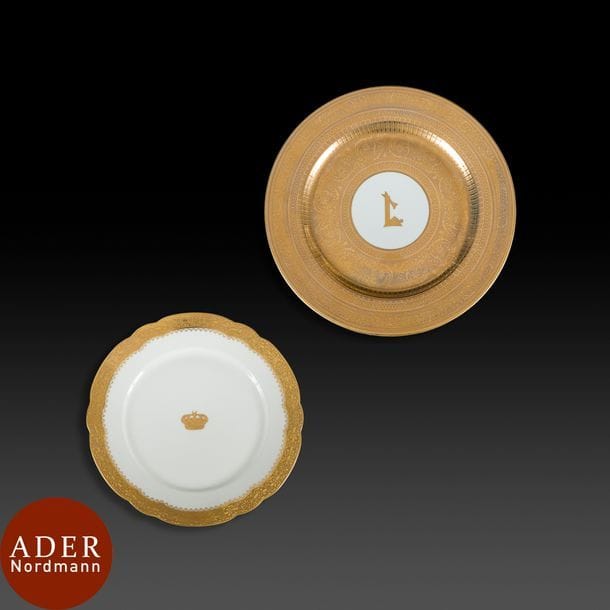 Deux assiettes en porcelaine, France, XXe siècle, pour le royaume d’Égypte
- L’une en porcelaine blanche à décor de lettre en coufique fleuronné, terme arabe « ma«ou lettre « L«incrustée à l’or sur le champ central et entourée d’une succession de registres décoratifs. Diam. : 30 cm. État : bon état, dorure légèrement effacée par endroits ; - L’autre, Mehun, manufacture Charles Pillivuyt & Cie, probablement du service de table du roi Farouk (r. 1936 – 1952). Découpe godronnée en porcelaine blanche entièrement incrustée à l’or du motif central de la couronne royale égyptienne surmontée d’un croissant de lune et marli à bordure d’arabesques végétales. Modèle ayant reçu le Grand Prix à l’Exposition Universelle de Paris de 1900. Diam. : 24,5 cm
État : très bon état

Two porcelain plates, France, 20th century, for The Kingdom of Egypt
