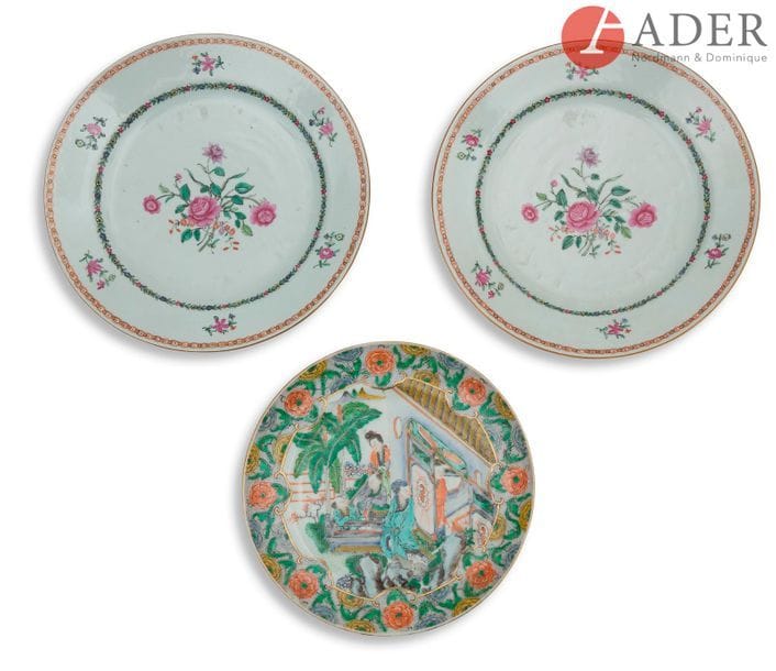 CHINE - Époque QIANLONG (1736 - 1795)
Deux assiettes en porcelaine émaillée à décor des émaux de la famille rose de bouquets fleuris. Diam. : 23 cm
On y joint une assiette de Canton, XIXe siècle.
Diam. : 20,5 cm