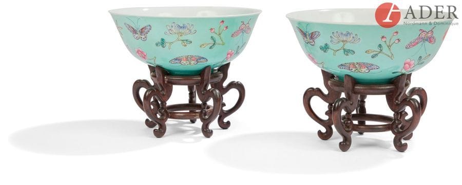 CHINE - XXe siècle
Paire de grands bols en porcelaine émaillée polychrome sur fond bleu turquoise, à décor de papillons en vol parmi les fleurs de lotus, chrysanthèmes et prunus. Marques apocryphes Qianlong.
Diam. : 19,1 cm ; socles en bois.