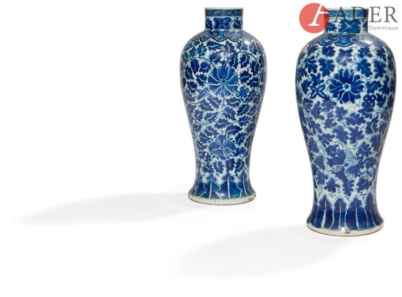 CHINE - XXe siècle
Paire de vases balustres en porcelaine bleu blanc à décor de fleurs de lotus dans leurs feuillages. (Accidents et restaurations, sauts d’émail).
H. : 32 cm