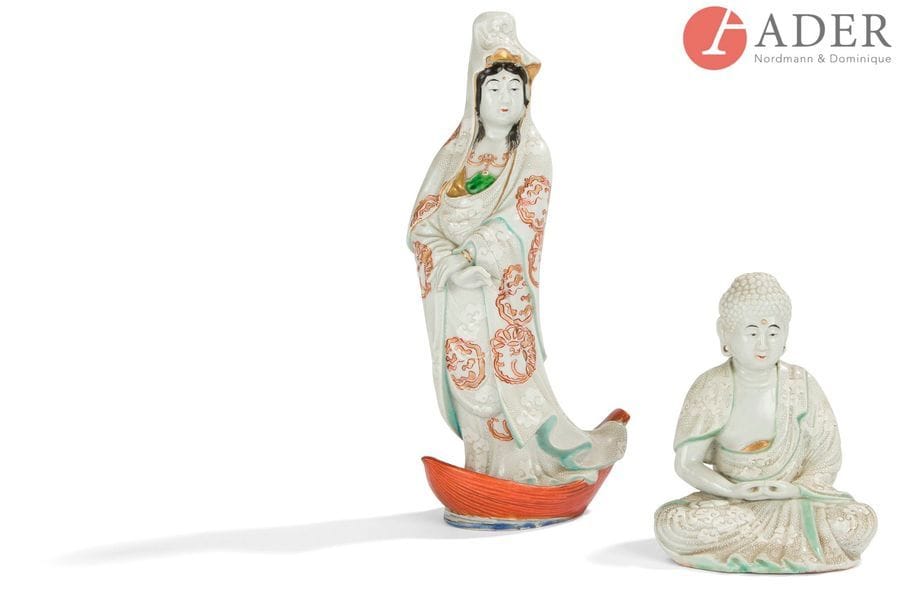JAPON - Époque MEIJI (1868 - 1912)
Deux statuettes en porcelaine blanche émaillée en vert, rouge de fer et or, d’une Guanyin debout sur une barque, d’un bouddha assis en padmasana, les mains en dhyana mudra.
H. : 16 et 31 cm