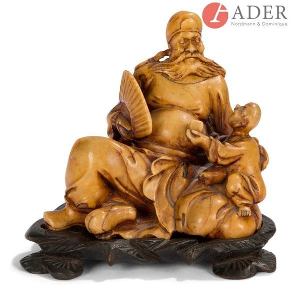 CHINE - XXe siècle
Groupe en stéatite, Zhong Kui et un enfant.
H. : 10,5 cm ; socle en bois.