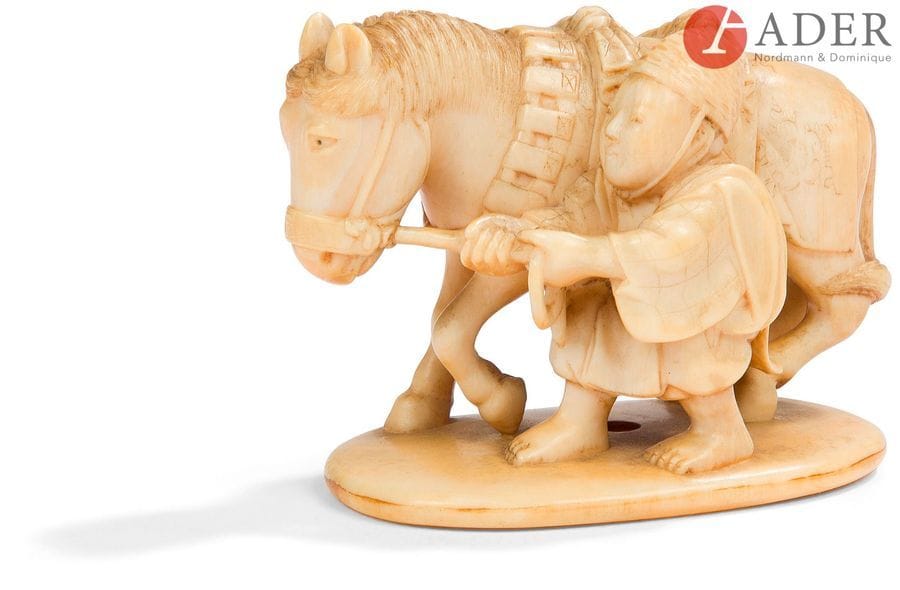 JAPON - Époque MEIJI (1868 - 1912)
Petit okimono en ivoire dans le style des netsuke, paysan marchant en tirant sur la corde de son cheval. Signé Tadachika.
H. : 4 cm - Poids : 43,3 g