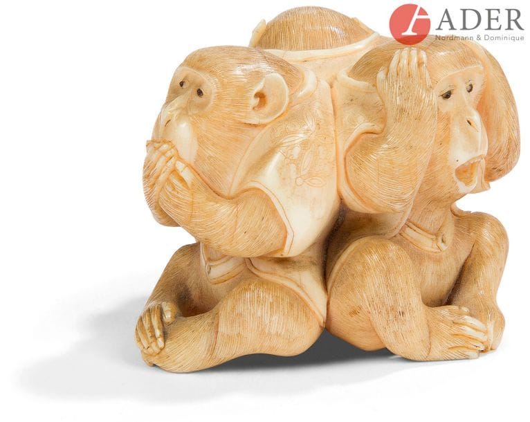 JAPON - Époque MEIJI (1868 - 1912)
Petit okimono en ivoire dans le style des netsuke, les trois singes de la sagesse sanbikisaru, Mizaru, Kikazaru et Iwazaru, assis dos à dos. Signé Masatani.
H. : 3,6 cm - Poids : 49,7 g