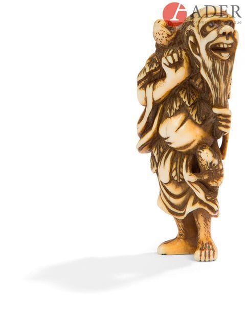 JAPON - Époque MEIJI (1868 - 1912)
Netsuke en ivoire, Gama Sennin debout agrippant son barbichon, un crapaud posé sur l’épaule droite. (Gerces naturelles).
H. : 6,5 cm - Poids : 19,2 g