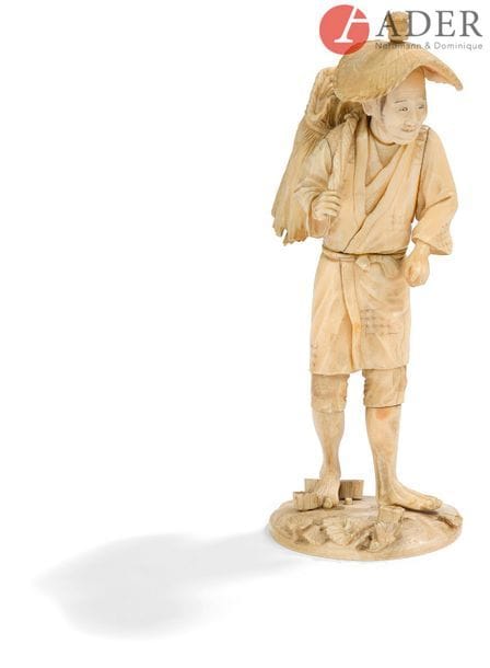 JAPON - Époque MEIJI (1868 - 1912)
Okimono en ivoire et dent d’hippopotame, paysan debout marchant, tenant de la paille sur son dos. (Manque).
H. : 20 cm - Poids : 284,9 g