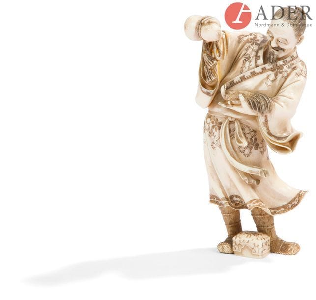 JAPON - Époque MEIJI (1868 - 1912)
Okimono en ivoire, Urashima taro debout donnant du saké à boire à l’aide d’une double gourde à une tortue minogame. Signé Hochin. (Bras droit recollé).
H. : 14 cm - Poids : 227,7 g