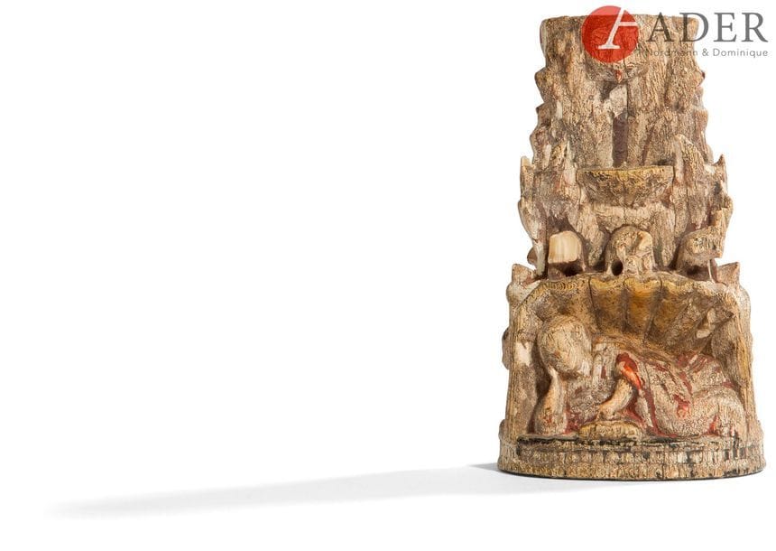 GOA, Travail indo-portugais - XVIIe siècle
Groupe en ivoire sculpté à traces de polychromie, Jésus en berger allongé lisant un livre sous une fontaine. (Accident, manques, a pris l’eau).
H. : 10 cm - Poids : 172,5 g