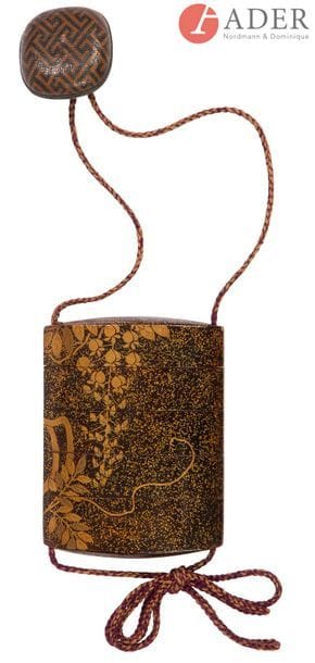 JAPON - Époque MEIJI (1868 - 1912)
Inro à quatre cases en laque hirameji à décor en laque or et brun de branches feuillagées de glycines. Intérieur en laque nashiji. (Usure du laque aux angles inférieurs au niveau des himotochi, griffure avec manque sur l’or d’une glycine).
H. : 8,4 cm ; Netsuke rectangulaire en métal imitant la vannerie à décor géométrique.