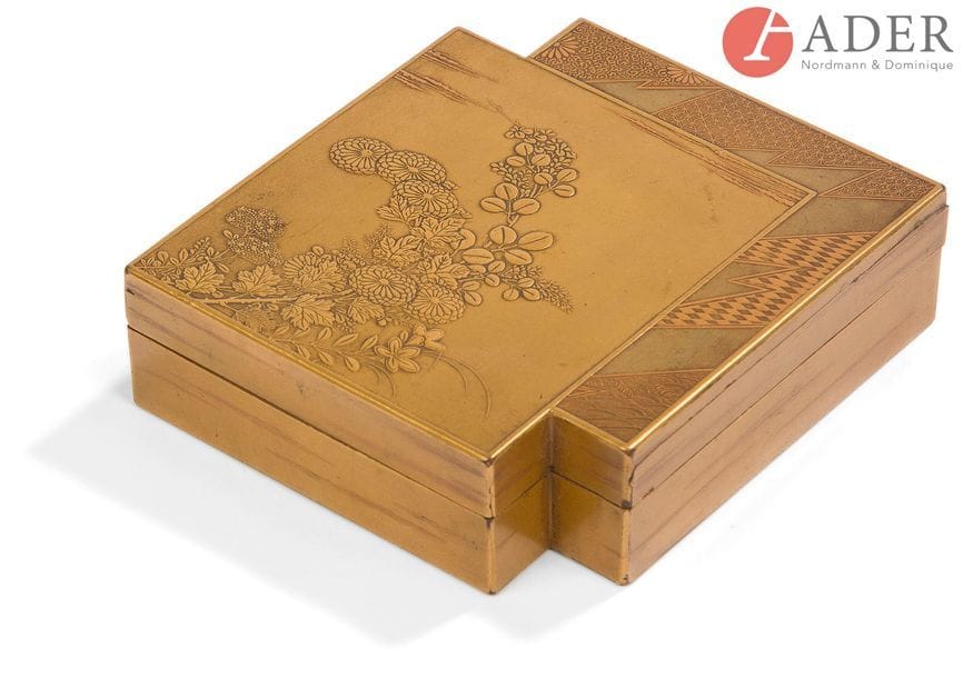 JAPON - Époque MEIJI (1868 - 1912)
Kobako en laque fundame en forme de double losange à décor en hira maki-e de branches de chrysanthèmes, losanges, vagues et croisillons. Le dessous en laque nashiji. (Gerces, restauration).
H. : 10,1 cm