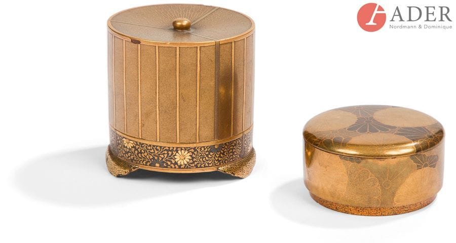JAPON - Époque MEIJI (1868 - 1912)
Boîte ronde tripode en laque fundame ouvrant sur une autre boîte ronde en laque or et brun à décor de kiku. Intérieur en laque nashiji. (Petit saut de laque et égrenure).
H. : 6,5 cm