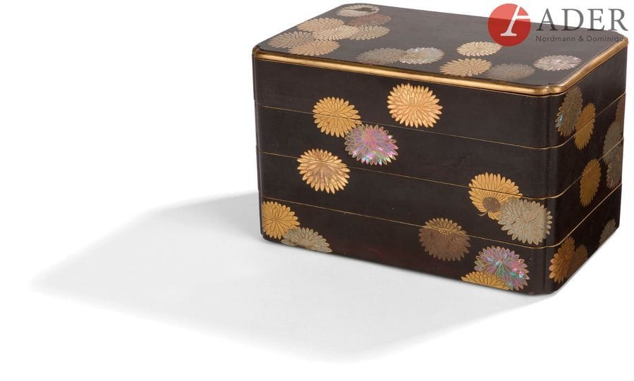 JAPON - Époque MEIJI (1868 - 1912)
Suzuribako à quatre compartiments à angles rentrants en laque noir à décor en hira maki-e en laque rouge, or, brun et nacre de fleurs de chrysanthèmes parsemées. (Petits manques, gerces, rayures et petites restaurations).
Dim. : 15 x 16 x 24 cm