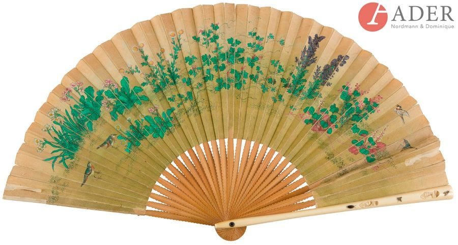 JAPON - Fin Époque MEIJI (1868 - 1912)
Éventail double face, encre et couleurs imprimées sur papier à décor de scènes de vie, de jeux, de repas, de danse, de préparation du poisson. Les côtés en ivoire sculpté de cabanons et montagnes, à décor teint de coccinelle, abeille et sauterelle. Signé Kunihisa.
H. : 27 cm - Poids : 87,2 g