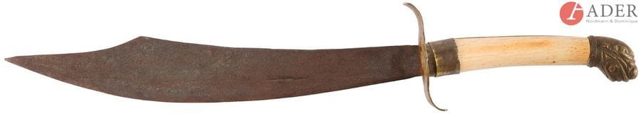 CHINE - XIXe siècle
Poignard, monture en bronze, pommeau en tête d’animal, poignée en ivoire, virole et garde en laiton. Large lame type cimeterre à dos et contre tranchant.
L. : 47,5 cm ; SF.
