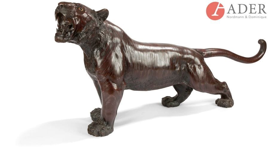 JAPON - Époque MEIJI (1868 - 1912)
Statue en bronze à patine représentant un tigre rugissant la patte arrière droite tendue. Les yeux incrustés de verre. Signé Tsunemitsu.
L. : 105 cm - H. : 52 cm