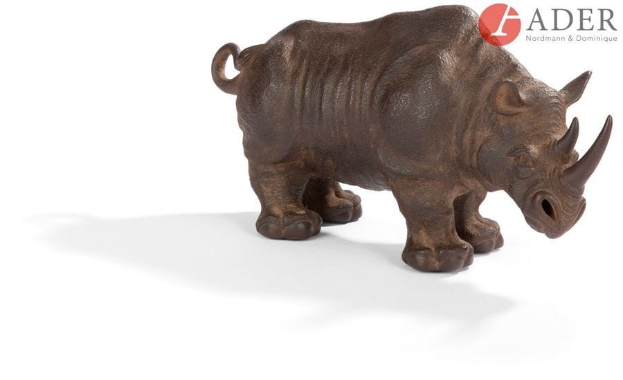 JAPON, Fours de Bizen - Époque MEIJI 
(1868 - 1912)
Deux statuettes en grès de Bizen, un hippopotame debout, la gueule grande ouverte, un rhinocéros debout, la tête légèrement tournée vers la gauche.
Dim. : 18 x 29 cm et 17 x 31 cm