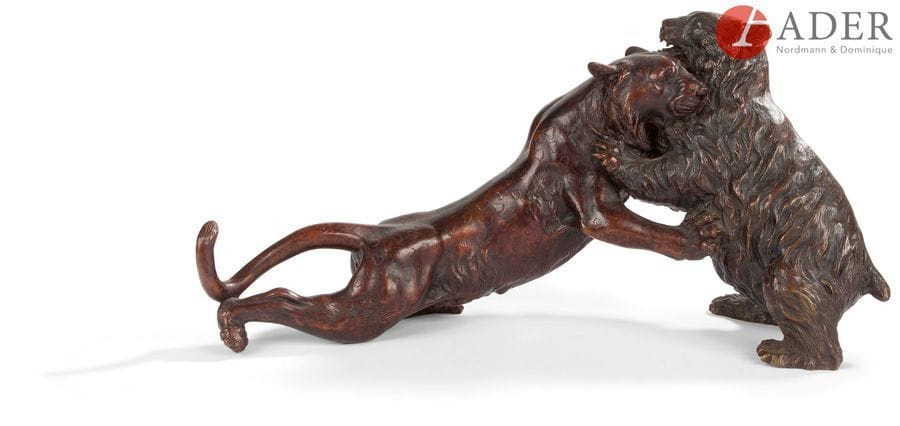 JAPON - Époque MEIJI (1868 - 1912)
Groupe en bronze à patine brune, tigre et ours s’affrontant, les deux reposant sur leur deux pattes arrière.
Dim. : 26 x 53 cm
