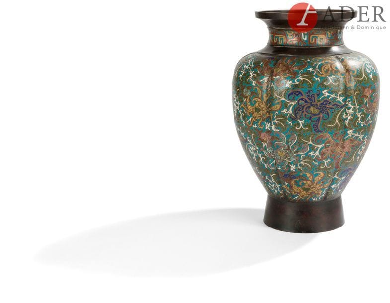 JAPON - Époque MEIJI (1868 - 1912)
Important vase balustre à col ouvert en bronze à patine brune et émaux cloisonnés polychromes sur fond bleu à décor de fleurs de lotus dans leur feuillage sur la panse et d’une frise géométrique le long du col.
H. : 45,8 cm
