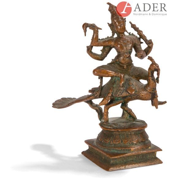 INDE - XVIIe/XVIIIe siècle
Petite statuette en bronze à patine brune de Kartikeya à quatre bras sur Paravani.
H. : 9,5 cm