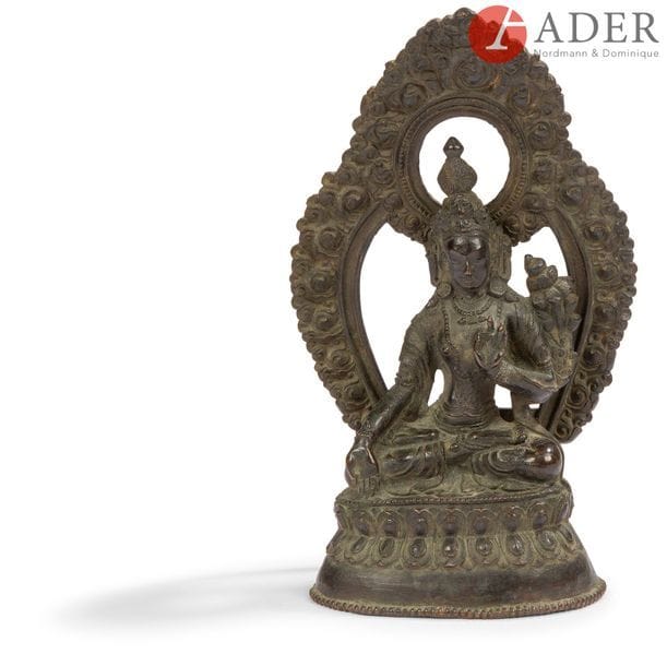 TIBET - XVIIIe siècle
Statuette en bronze à patine brune, Tara rouge assise devant la mandorle en vajrasana sur le double lotus, la main gauche tenant une tige de lotus, la main droite en vitarka mudra.
H. : 21 cm