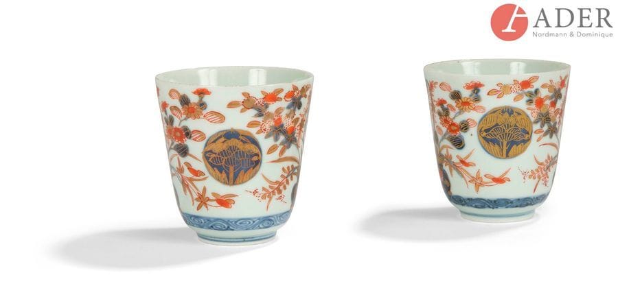 JAPON, Imari - XIXe siècle
Deux gobelets en porcelaine à décor émaillé bleu sous couverte, or et rouge de fer de bouquets de fleurs.
H. : 8 cm