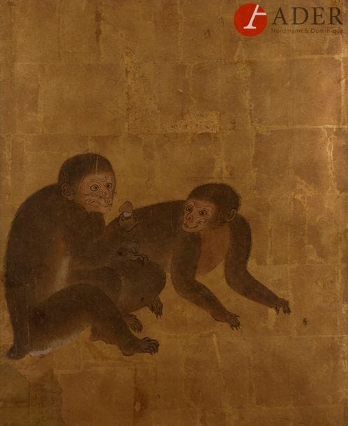 JAPON - XIXe siècle
Fragment de peinture, encre et couleurs sur papier doré, représentant deux singes, dont l’un tenant une châtaigne. 
Dim. à vue : 60 x 50 cm ; encadré sous verre. 
(Restaurations et manques)