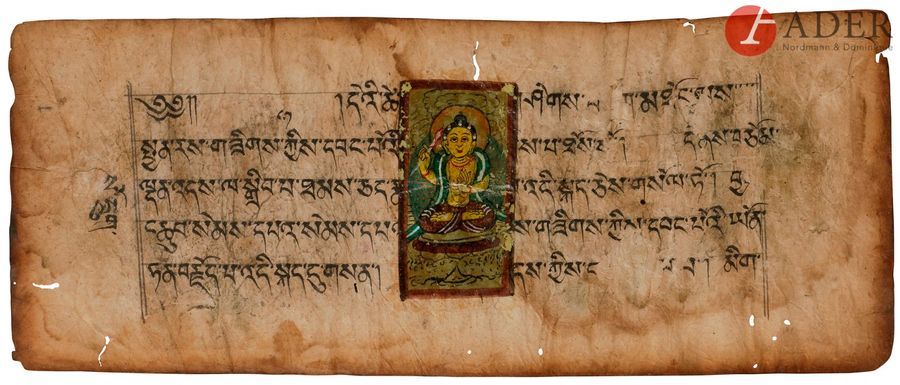 TIBET - XIXe siècle
Deux pages de livre de sutra en tibétain, ornées en leur centre d’un bouddha et d’une divinité féminine. (Déchirures, trous de vers). Sous verre.
Dim. : 14,5 x 35,5 cm