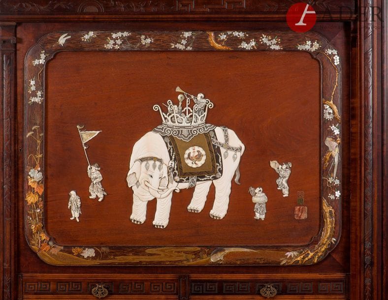 JAPON - Vers 1900
Armoire en bois en deux parties, dont l’une, plus basse, formant cabinet, ouvrant par deux portes en parties supérieure et inférieure, à décor d’un panneau à incrustations de nacre, laque or et ivoire d’un éléphant marchant, transportant des enfants et personnages, l’armoire ouvrant par deux portes vitrées, les portes inférieures des meubles à décor sculpté en relief de forme géométriques et incrustations de fleurs en ivoire. (Manques d’incrustations).
Dim. : 228 x 225 x 48 cm