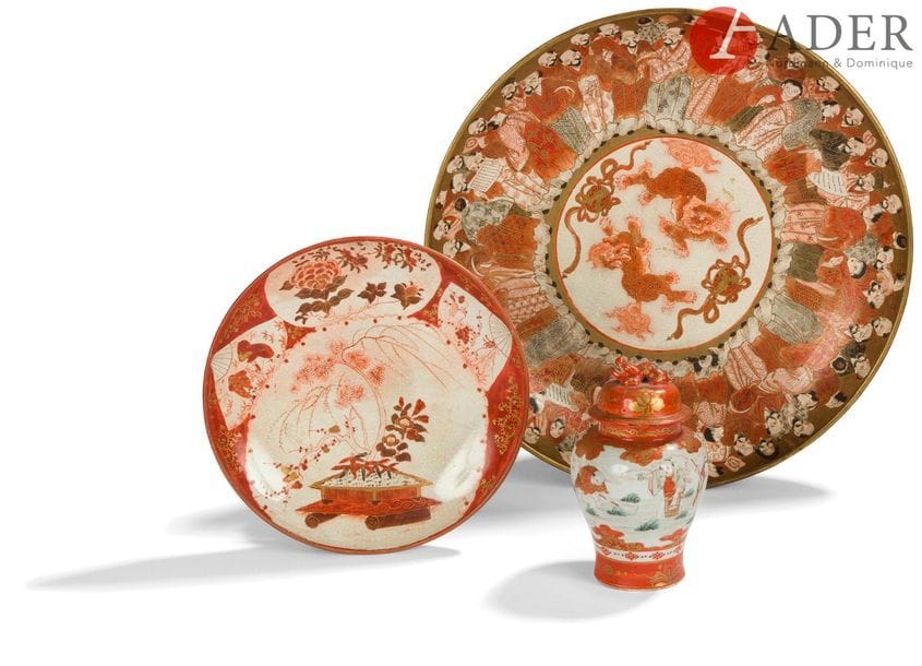 JAPON, Fours de Kutani - Époque MEIJI 
(1868 - 1912)
Pot couvert et coupe en faïence à décor en rouge de fer et émaux polychromes et or d’enfants et d’un bonsaï. (Accidents).
H. : 15 cm - Diam. : 22 cm
On y joint un plat en faïence à décor en rouge de fer et émail or de rakan autour de deux shishi. Diam. : 37 cm