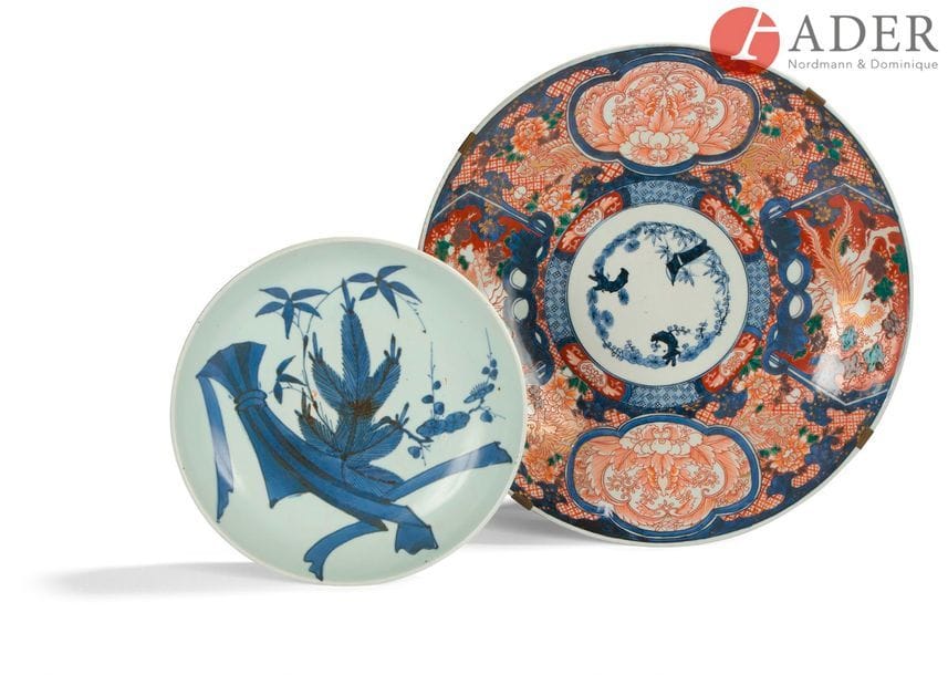 JAPON, Imari - XXe siècle
Grand plat rond en porcelaine à décor en bleu sous couverte, rouge de fer et émaux polychromes et or des trois amis de l’hiver au centre (shochikubai), l’aile à décor de phénix, pivoines et shishi sur fond de brocart. (Petit éclat au pied).
Diam. : 45 cm
On y joint un plat en porcelaine à décor en bleu sous couverte des trois amis de l’hiver et de rubans. Diam. : 29 cm
