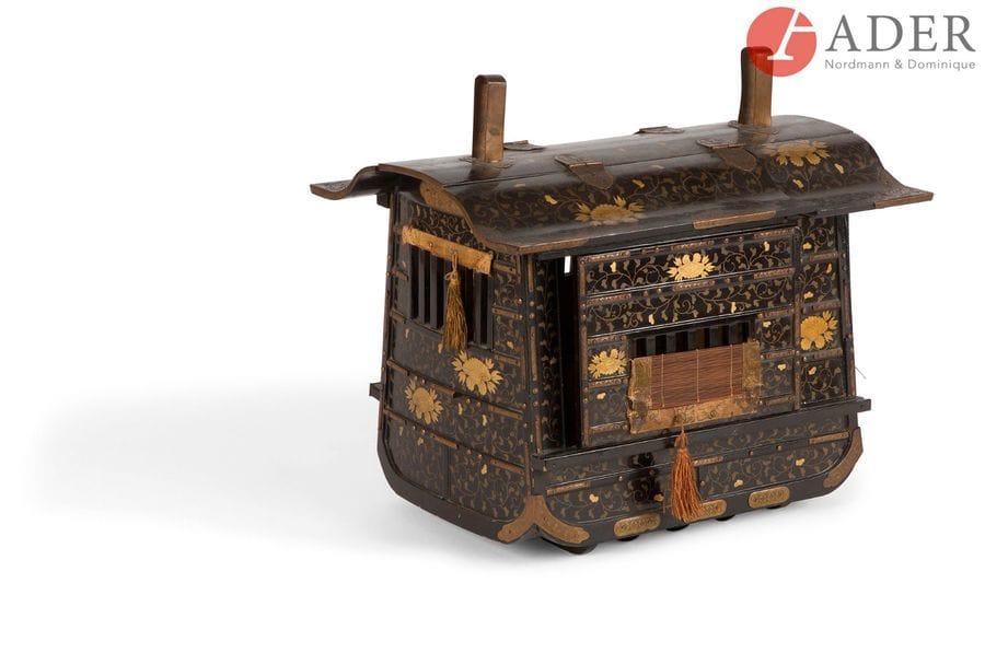 JAPON - Époque MEIJI (1868 - 1912)
Palanquin miniature (norimono) en laque noire à décor en hiramaki-e de laque or de pivoines dans des rinceaux. Manque la porte coulissante et le portant.
Dim. : 26 x 30,5 x 22,5 cm