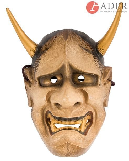 JAPON - Époque MEIJI (1868 - 1912)
Masque de Beshimi en bois laqué brun vert, les sourcils froncés et les yeux exorbités.
H. : 20,5 cm
On y joint un masque d’Okina souriant, trois petits masques dans le style de Nô en porcelaine, Okina Okame et Hannya, et un masque de Hannya en bois laqué polychrome. (Restaurés).