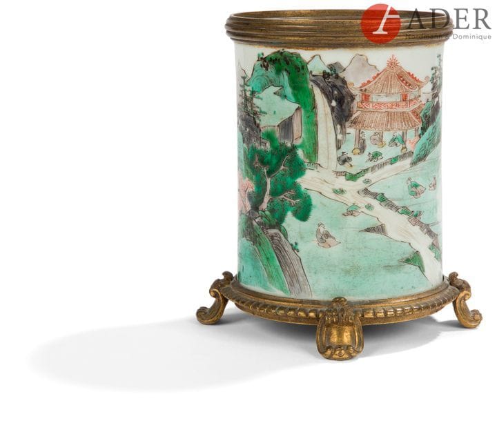 CHINE - Époque KANGXI (1662 - 1722)
Pot à pinceaux en porcelaine émaillée polychrome de la famille verte à décor de paysage montagneux avec des personnages au bord de la rivière et d’un cabanon.
H. : 12,3 cm ; monture en bronze postérieure. (État de la porcelaine sous la monture non garanti).