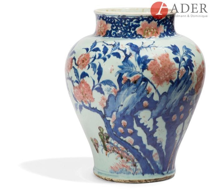 CHINE - XVIIIe siècle
Potiche balustre en porcelaine émaillée sous couverte en bleu de cobalt et rouge de cuivre à décor de rochers fleuris et oiseaux en vol et perchés, le col orné des rinceaux et de fleurs. (Fêlure en étoile à l’épaulement jusqu’au col, fêlure de cuisson au pied).
H. : 39 cm