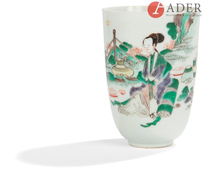CHINE - Époque KANGXI (1662 - 1722)
Gobelet en porcelaine émaillée polychrome de la famille verte à décor d’une jeune femme assise sur une terrasse.
H. : 11,1 cm