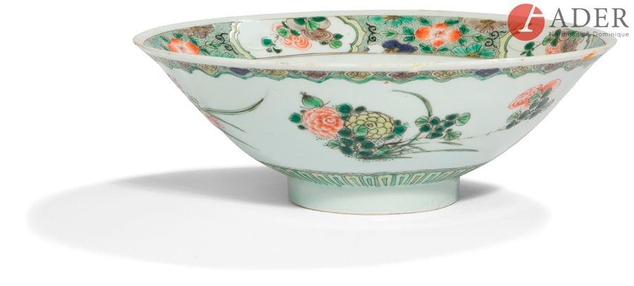 CHINE - Époque KANGXI (1662 - 1722)
Bol en porcelaine décorée en émaux polychromes de la famille verte de pivoines et chrysanthèmes. (Ébréchures).
Diam. : 21 cm