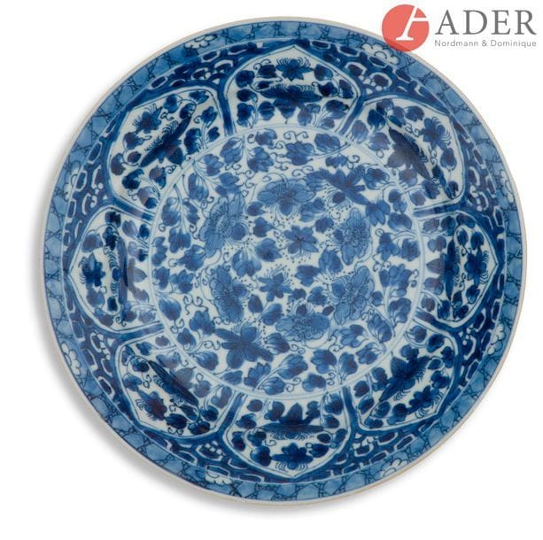 CHINE - Époque KANGXI (1662 - 1722)
Assiette en porcelaine bleu blanc à décor de fleurs dans leur feuillage. (Fêlure et égrenures).
Diam. : 21,3 cm