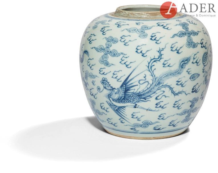 CHINE - XVIIIe siècle
Pot à gingembre en porcelaine bleu blanc à décor de dragons dans les nuages à la recherche de la perle enflammée. (Fond percé rebouché, manque le couvercle).
H. : 21,3 cm
