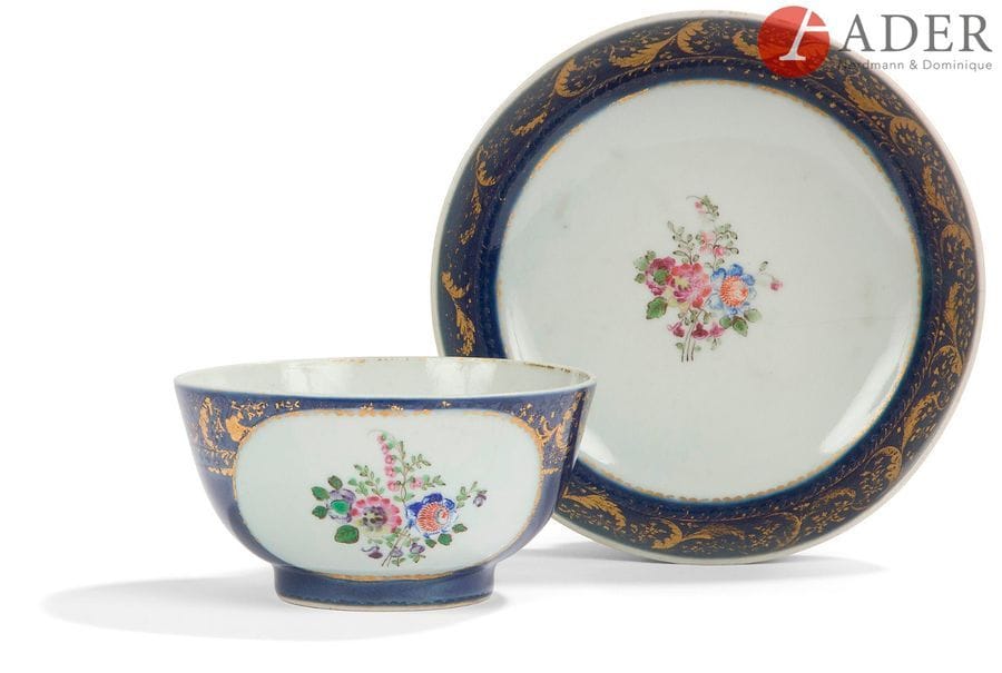 Époque QIANLONG (1736 - 1795)
Bol et sa soucoupe en porcelaine blanche émaillée polychrome dans des médaillons sur fond bleu poudré de bouquets fleuris. (Fêlures).
H. bol : 6 cm - Diam. : 11,4 cm et 15,9 cm